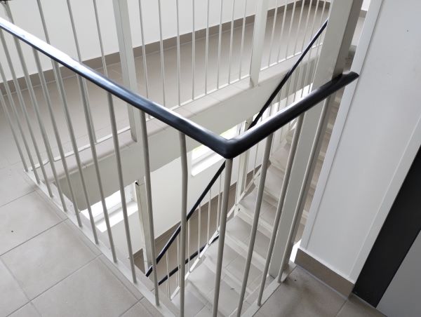 Schodiskové madlá a zábradlia pre bezpečné a pohodlné schodisko